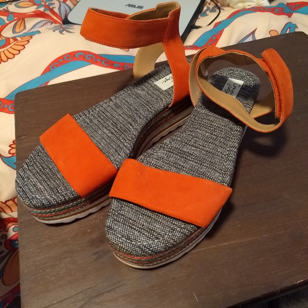 Crown Vintage Platform Sandal, 9.5, Orange